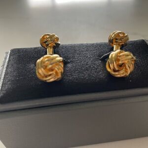 Elegant Gold Knot Cufinks